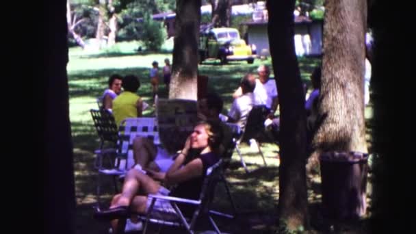 Een picknick in een bosrijke omgeving — Stockvideo