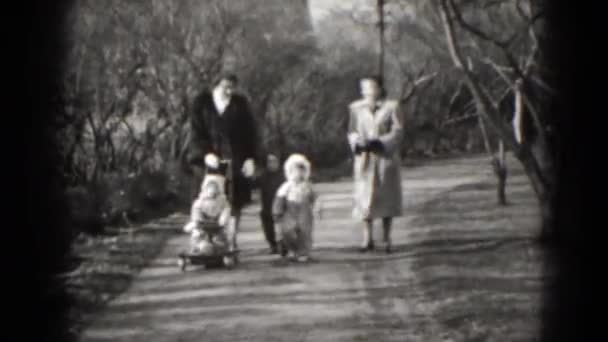 Las mamás y los niños caminando en el parque — Vídeo de stock