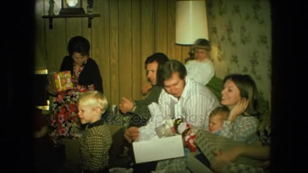 Familjen samlad kring öppna julklappar — Stockvideo