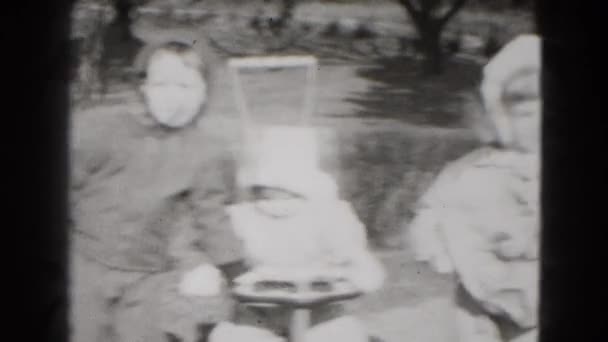 Crianças com carrinho em pé no parque — Vídeo de Stock