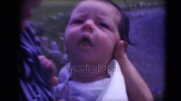 Kvinna anläggning baby i händer — Stockvideo