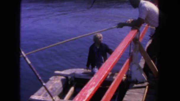 Kvinnan som sitter på båten nära pier — Stockvideo