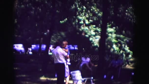 Papá lleva al niño a través del picnic — Vídeo de stock