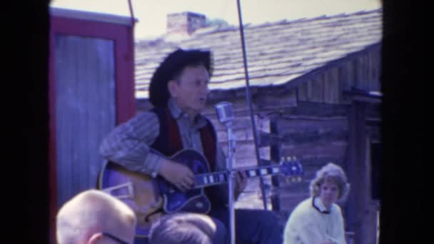 Cowboy spielt Gitarre für die Menge — Stockvideo