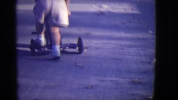 Todddler învață să meargă scuter — Videoclip de stoc
