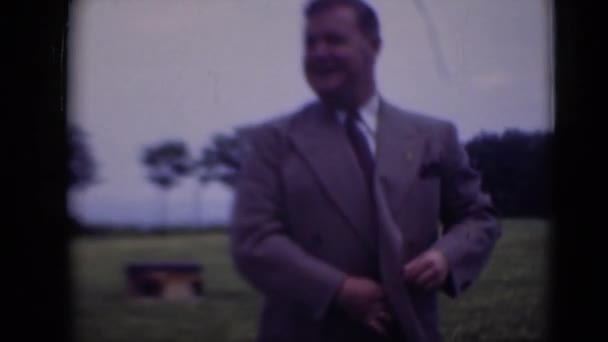 Man in suit standing outside — Stock Video