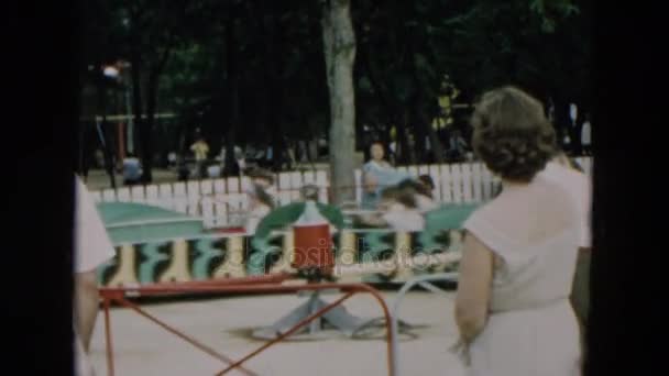 Děti mají kodrcavé jízdě na amusement připomínající housenka — Stock video