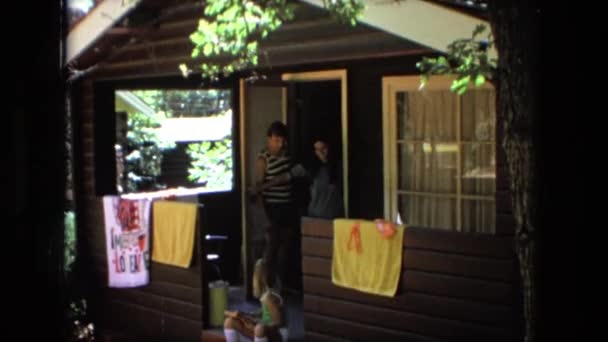 Family staying at log cabin for vacation — Stock Video