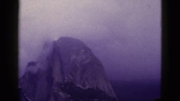 Montagnes rocheuses et couple parlant — Video