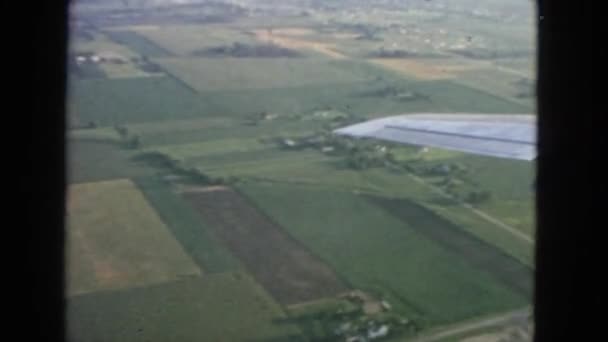 Letecký pohled od roviny na polích — Stock video