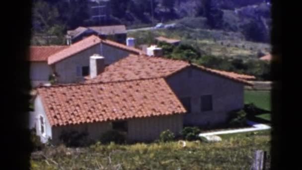 Casa na colina e costa do mar — Vídeo de Stock