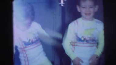 çocuklarla oynarken bir baba