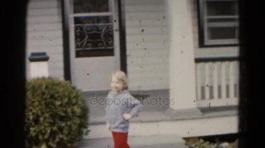 İki çocuk önünde yürüyüş bahçesinde