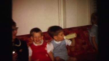 yaşlı bir kadın ile kanepede çocuklar