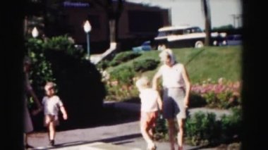 Çocuklar ve kadınlar su birikintisi yakın yürüyüş