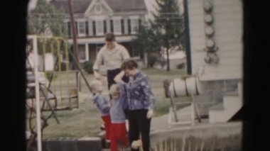 Aile arka bahçesinde yürüyüş