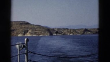 Manzaralı sahil ve su yüzeyinin