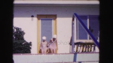 İki kız havuzuna yürümek