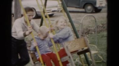 Genç çocuk iki çocuklar oynarken