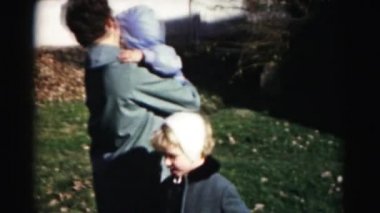 Arka bahçede iki çocuklu anne