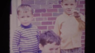 Üç çocuk el sallayarak