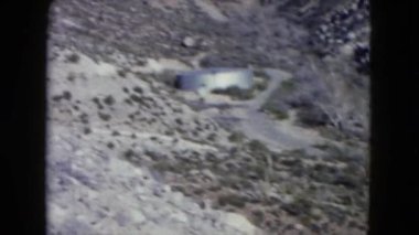 yol tepeler ve dağlar üzerinde gidiyor