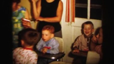 doğum günü partisi insanlarla