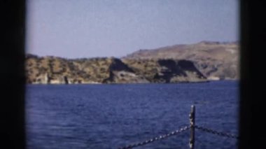 Manzaralı sahil ve su yüzeyinin