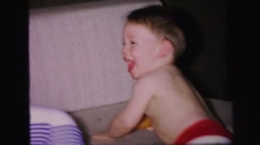 iki genç erkek koltukta çalış