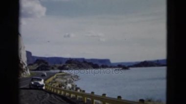 Göl kenarında tepeler ve dağlar