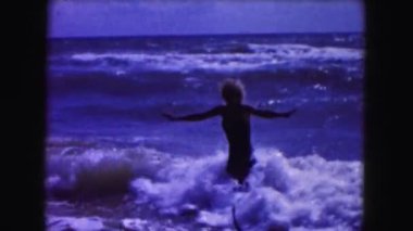 Kadının küçük gelen dalgalar 