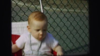 Bebek koltuğunda sallayarak