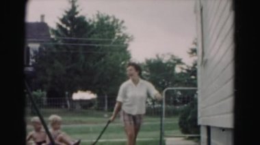 Çocuklu anne çekerek sepeti