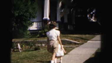 Genç kız yürümeye başlayan çocuk kıza yardım