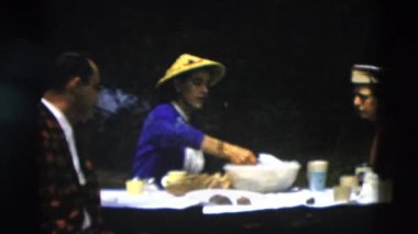 Pikniğe yemek yeme insanlar