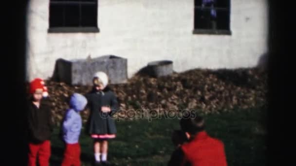 Děti si hrají venku — Stock video