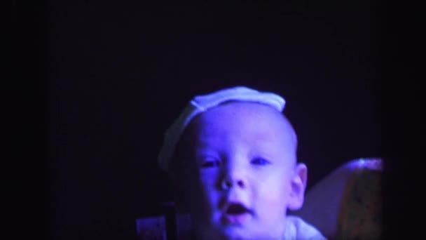 Nézi a kamera kis baba — Stock videók