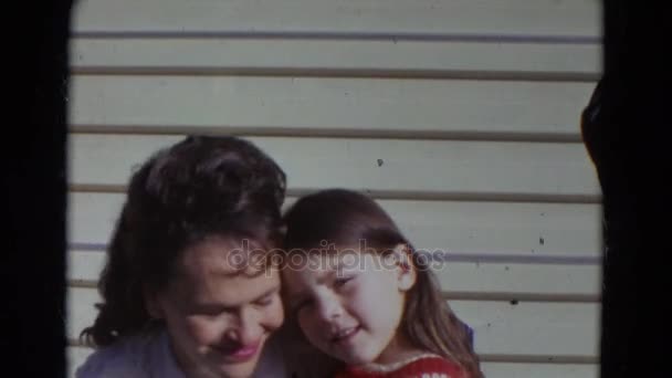 Mujer y niña abrazándose y sonriendo — Vídeos de Stock