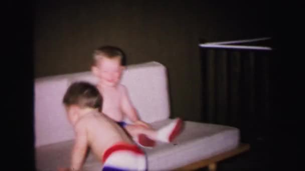 裸照的孩子们玩耍 — 图库视频影像