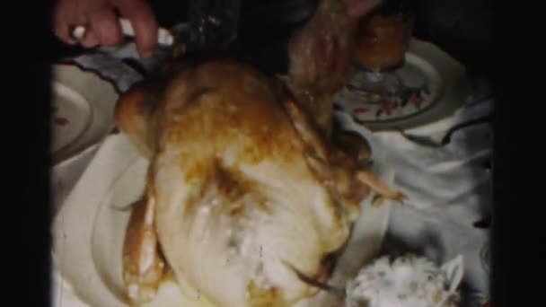 Hombre cortando pavo asado — Vídeos de Stock