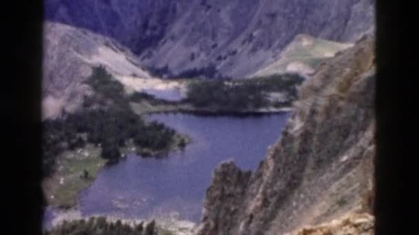 Paisaje vista de colinas y montañas — Vídeos de Stock