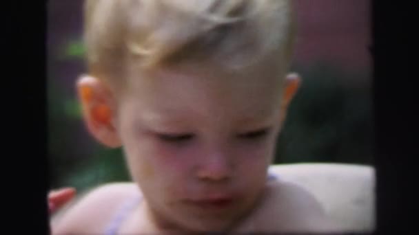Chłopiec z messy twarzy odkryty krzesło żywieniowe — Wideo stockowe