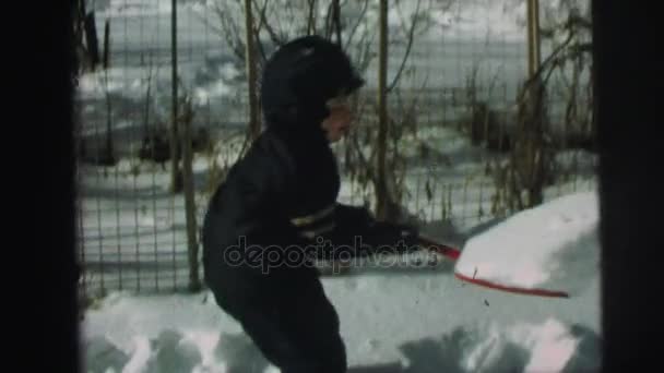 Маленькие мальчики убирают снег — стоковое видео