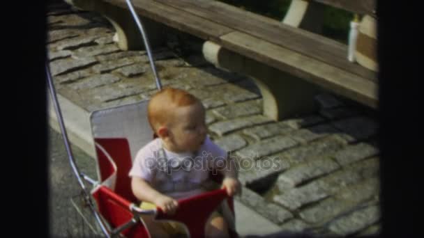 Carino piccolo bambino nel passeggino — Video Stock