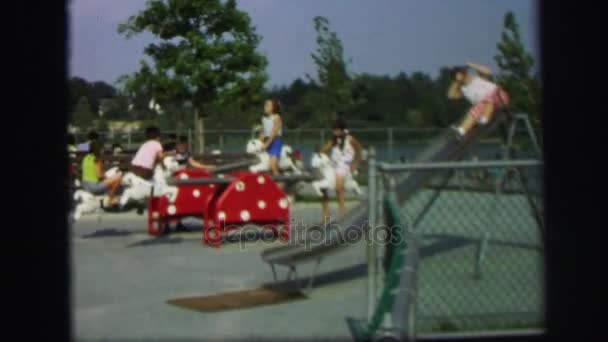 Kelompok anak-anak di taman bermain — Stok Video