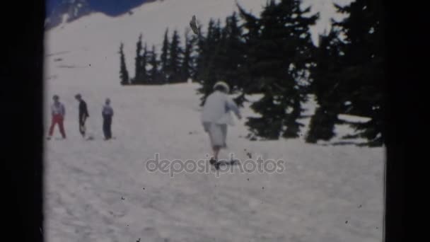 Mensen lopen op sneeuw helling — Stockvideo