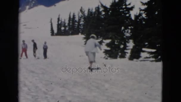 Gente caminando en la pendiente de la nieve — Vídeo de stock