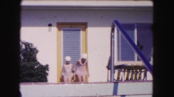 Δύο κορίτσια που περπατούν στην πισίνα — Αρχείο Βίντεο