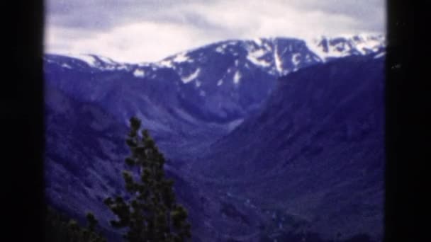 Paisaje vista de colinas y montañas — Vídeos de Stock