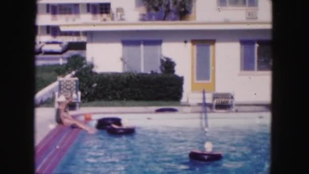 酒店的游泳池和行走的人 — 图库视频影像